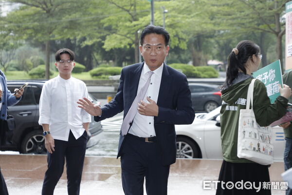 ▲▼民進黨台南市長初選11/10開放領表登記，有意角逐高雄市長大位的民進黨立委林俊憲開放第一天就赴中央黨部領表登記。（圖／記者湯興漢攝）