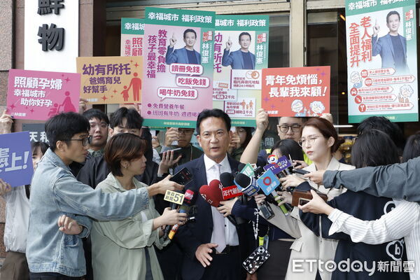 ▲▼民進黨台南市長初選11/10開放領表登記，有意角逐高雄市長大位的民進黨立委林俊憲開放第一天就赴中央黨部領表登記。（圖／記者湯興漢攝）