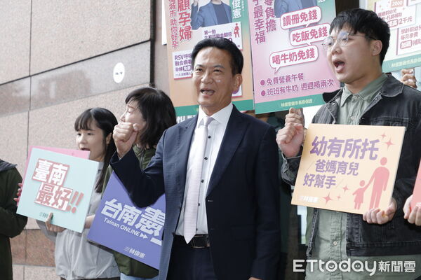 ▲▼民進黨台南市長初選11/10開放領表登記，有意角逐高雄市長大位的民進黨立委林俊憲開放第一天就赴中央黨部領表登記。（圖／記者湯興漢攝）