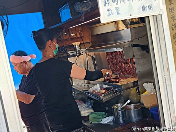 ▲▼宜蘭壯圍隱藏版美食「吳記米腸包香腸」！炭烤臘肉拼盤香氣爆棚，宜蘭宵夜必吃。（圖／部落客darren提供）