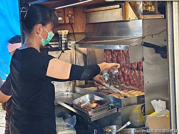 ▲▼宜蘭壯圍隱藏版美食「吳記米腸包香腸」！炭烤臘肉拼盤香氣爆棚，宜蘭宵夜必吃。（圖／部落客darren提供）