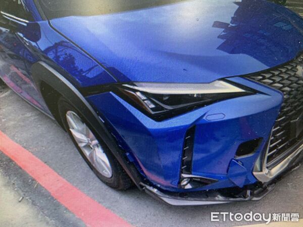 ▲台南市中華西路與光賢街路口發生交通事故，小客車左轉時與直行機車發生碰撞，造成機車倒地滑行擦撞停在超商前的兩部機車，造成四車受損，騎士受傷送醫。（圖／記者林東良翻攝，下同）