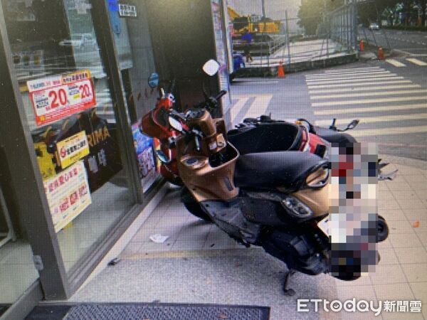▲台南市中華西路與光賢街路口發生交通事故，小客車左轉時與直行機車發生碰撞，造成機車倒地滑行擦撞停在超商前的兩部機車，造成四車受損，騎士受傷送醫。（圖／記者林東良翻攝，下同）