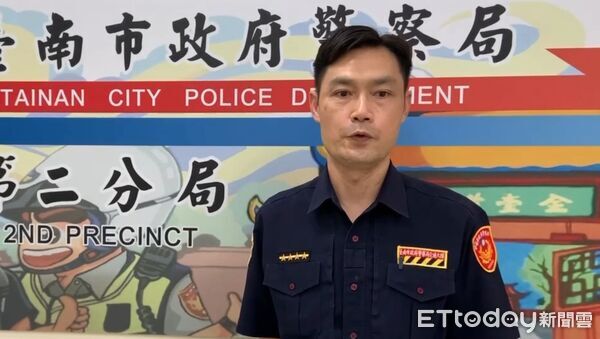 ▲台南市中華西路與光賢街路口發生交通事故，小客車左轉時與直行機車發生碰撞，造成機車倒地滑行擦撞停在超商前的兩部機車，造成四車受損，騎士受傷送醫。（圖／記者林東良翻攝，下同）