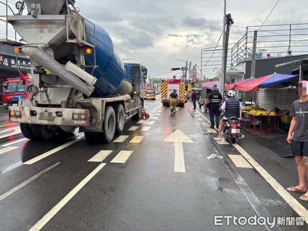 ▲水泥預拌車撞上違規婦人。（圖／記者許宥孺翻攝）