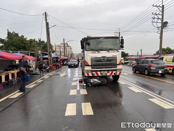 ▲水泥預拌車撞上違規婦人。（圖／記者許宥孺翻攝）