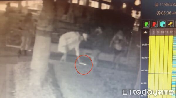 ▲▼監視器拍下4男2女出現林口某社區後門，將K他命毒品放置鐵盤（紅圈），警方獲報對白色粉末檢驗，確認是毒品k他命             。（圖／記者陳以昇翻攝）