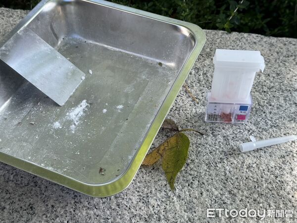 ▲▼監視器拍下4男2女出現林口某社區後門，將K他命毒品放置鐵盤（紅圈），警方獲報對白色粉末檢驗，確認是毒品k他命             。（圖／記者陳以昇翻攝）