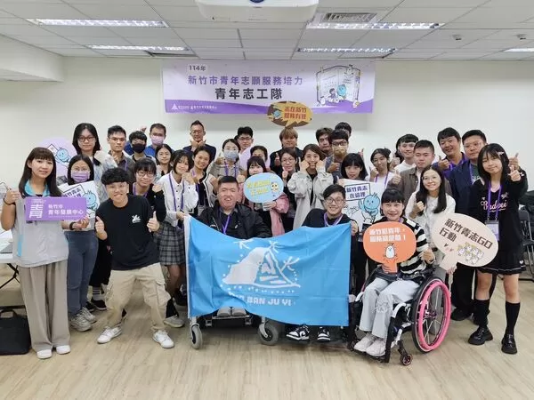 ▲志工培訓陳信如講師與青年志工大合照。（圖／新竹市政府提供）