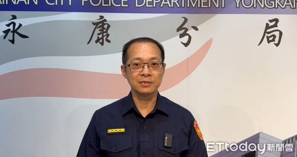 ▲48歲郭姓駕駛涉嫌車駕開車肇事翻覆，永康分局警方在車上找毒品「喪屍煙彈」，依毒品、肇逃等罪嫌送辦。（圖／記者林東良翻攝，下同）