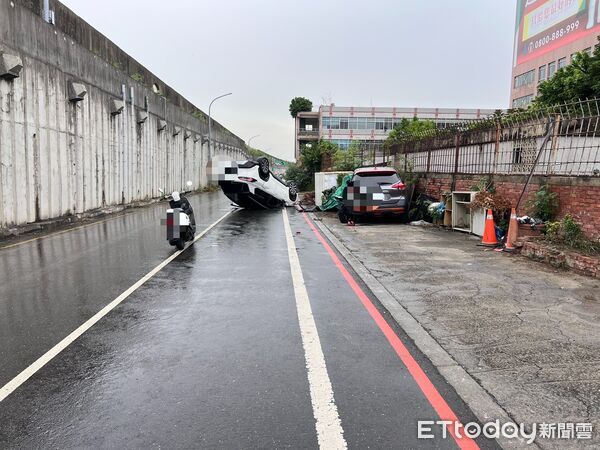 ▲48歲郭姓駕駛涉嫌車駕開車肇事翻覆，永康分局警方在車上找毒品「喪屍煙彈」，依毒品、肇逃等罪嫌送辦。（圖／記者林東良翻攝，下同）