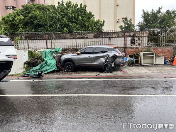 ▲48歲郭姓駕駛涉嫌車駕開車肇事翻覆，永康分局警方在車上找毒品「喪屍煙彈」，依毒品、肇逃等罪嫌送辦。（圖／記者林東良翻攝，下同）