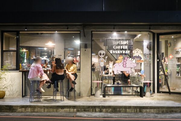 ▲▼新北板橋深夜咖啡廳「ssSip late-night space」有貓咪、拿坡里披薩跟好吃布丁。（圖／部落客水晶提供）