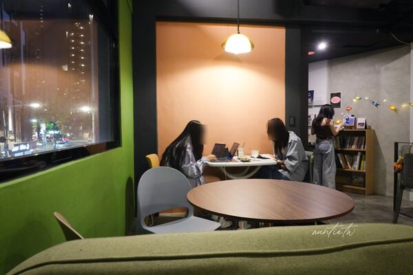 ▲▼新北板橋深夜咖啡廳「ssSip late-night space」有貓咪、拿坡里披薩跟好吃布丁。（圖／部落客水晶提供）