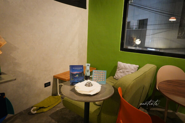 ▲▼新北板橋深夜咖啡廳「ssSip late-night space」有貓咪、拿坡里披薩跟好吃布丁。（圖／部落客水晶提供）