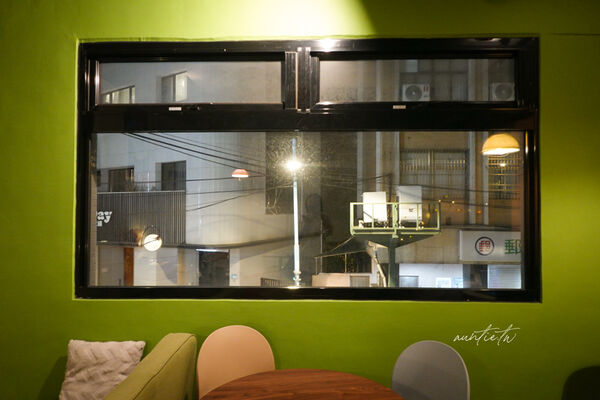 ▲▼新北板橋深夜咖啡廳「ssSip late-night space」有貓咪、拿坡里披薩跟好吃布丁。（圖／部落客水晶提供）