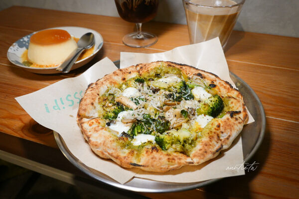 ▲▼新北板橋深夜咖啡廳「ssSip late-night space」有貓咪、拿坡里披薩跟好吃布丁。（圖／部落客水晶提供）