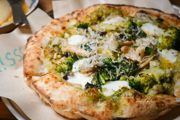 ▲▼新北板橋深夜咖啡廳「ssSip late-night space」有貓咪、拿坡里披薩跟好吃布丁。（圖／部落客水晶提供）