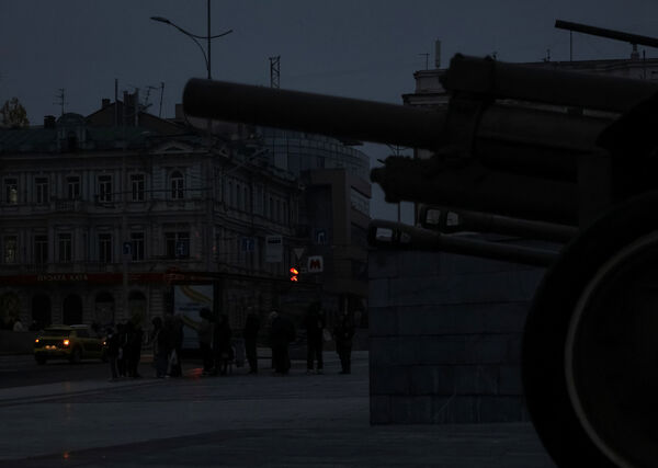 ▲▼ 烏克蘭哈爾科夫市（Kharkiv）關鍵民用基礎設施遭俄羅斯無人機和飛彈襲擊後，全市斷電。（圖／路透）