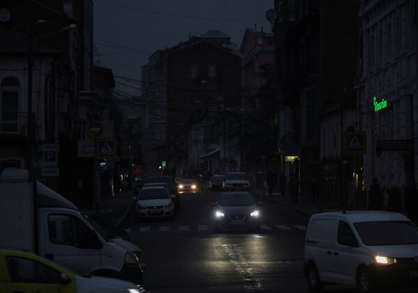 ▲▼ 烏克蘭哈爾科夫市（Kharkiv）關鍵民用基礎設施遭俄羅斯無人機和飛彈襲擊後，全市斷電。（圖／路透）