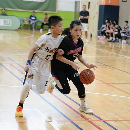 ▲溪口國小出動「獵魔女團」組合，挑戰男選手 。（圖／U19籃球聯盟提供）