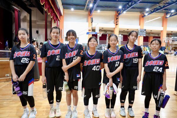 ▲溪口國小出動「獵魔女團」組合，挑戰男選手 。（圖／U19籃球聯盟提供）