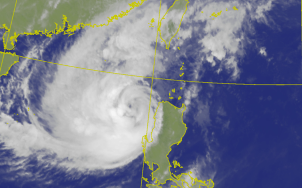 ▲鳳凰颱風快開眼了。（圖／氣象署）