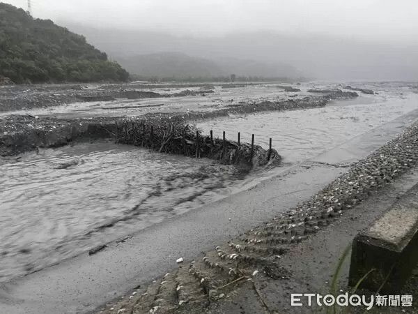 ▲▼馬太鞍溪臨時涵管便道水位上漲，已實施預警性封閉管制。（圖／公路局提供，下同）