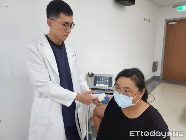 ▲連吃3天止痛壓不下！神級髮型師「右肩廢了」，痛到剪不了髮,蔡逸松。（圖／記者游瓊華攝）