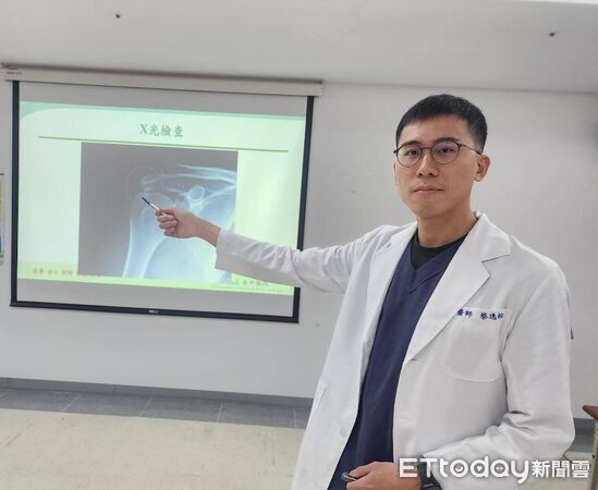 ▲連吃3天止痛壓不下！神級髮型師「右肩廢了」，痛到剪不了髮,蔡逸松。（圖／記者游瓊華攝）