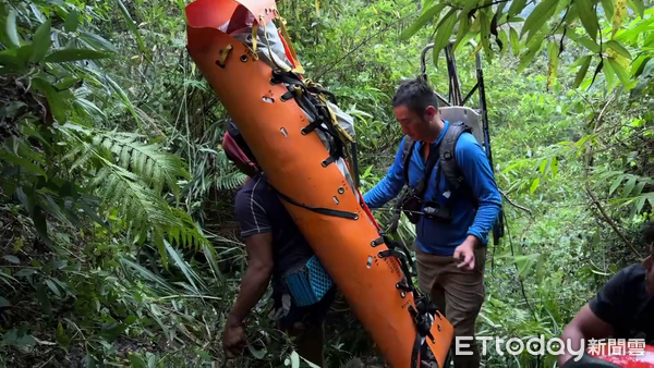 ▲搜救人員輪流揹負郡大山西南稜山難死者遺體下山。（圖／記者高堂堯翻攝，下同）
