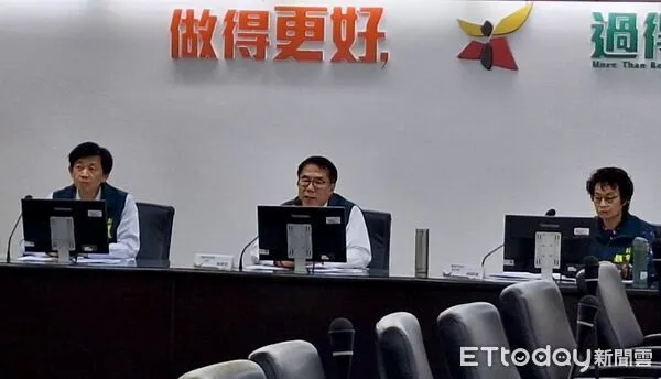 ▲台南市府召開鳳凰颱風防颱整備會議，黃偉哲要求各單位全面戒備。（記者林東良翻攝，下同）