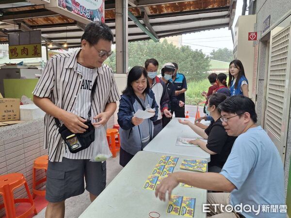 ▲攤商們笑迎客人，展現雲林市場的熱情與人情味。（圖／記者游瓊華翻攝）