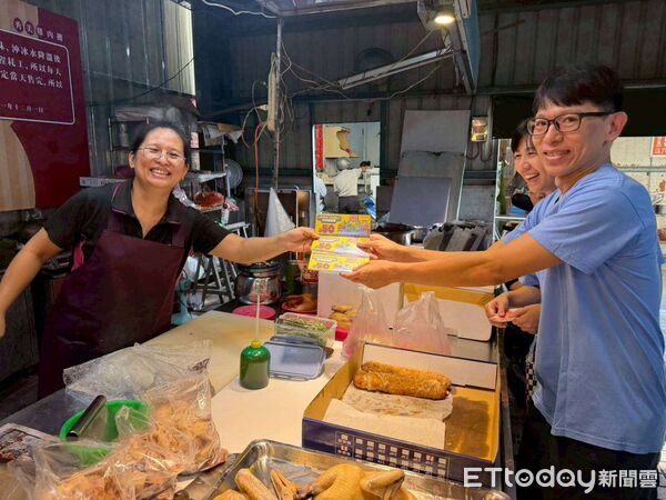 ▲攤商們笑迎客人，展現雲林市場的熱情與人情味。（圖／記者游瓊華翻攝）