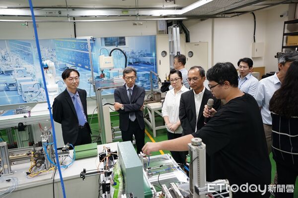 ▲虎科大副校長方昭訓與台達機電事業群副總經理蔡清雄簽署合作備忘錄，雙方攜手培育智慧機電人才。（圖／記者游瓊華翻攝）