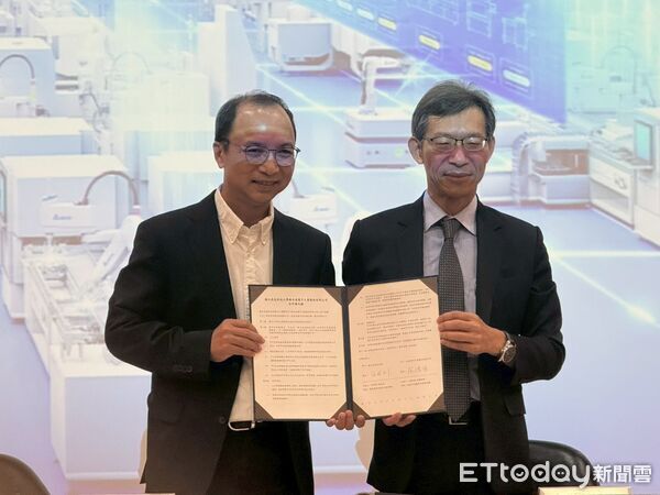▲虎科大副校長方昭訓與台達機電事業群副總經理蔡清雄簽署合作備忘錄，雙方攜手培育智慧機電人才。（圖／記者游瓊華翻攝）