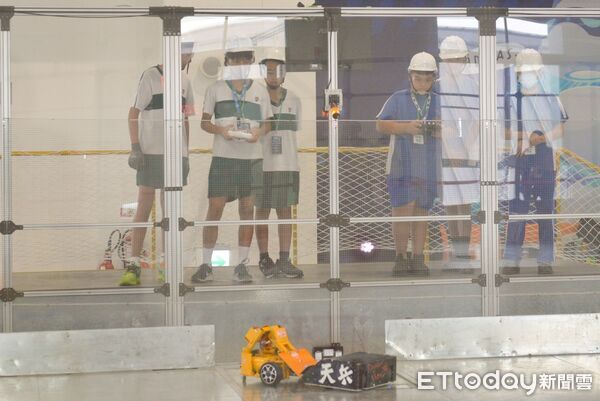 ▲參賽學生全神貫注操控機器人，在擂台上展開激烈對決。（圖／記者游瓊華翻攝）