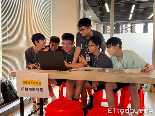 ▲參賽學生全神貫注操控機器人，在擂台上展開激烈對決。（圖／記者游瓊華翻攝）