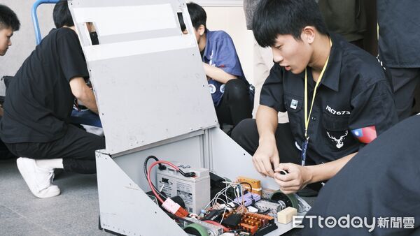 ▲參賽學生全神貫注操控機器人，在擂台上展開激烈對決。（圖／記者游瓊華翻攝）