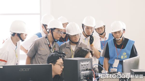 ▲參賽學生全神貫注操控機器人，在擂台上展開激烈對決。（圖／記者游瓊華翻攝）