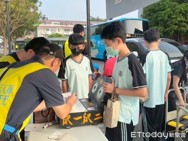 ▲參賽學生全神貫注操控機器人，在擂台上展開激烈對決。（圖／記者游瓊華翻攝）