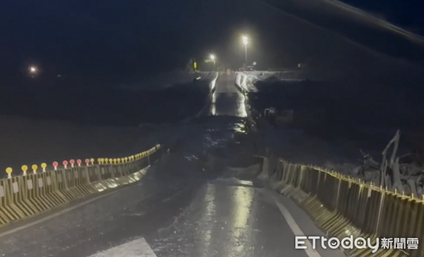 ▲▼馬太鞍溪便橋遭山洪淹沒 萬榮鄉明利村爆泥流。（圖／翻攝自LINE群組）