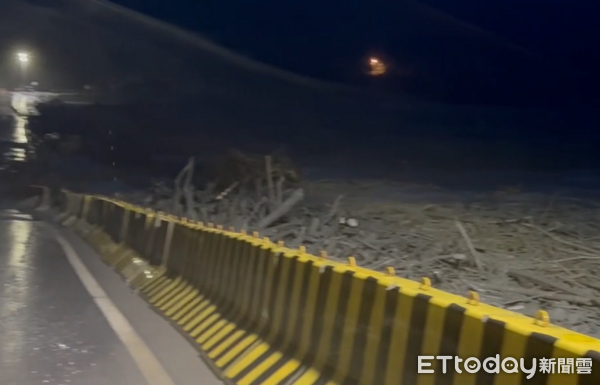 ▲▼馬太鞍溪便橋遭山洪淹沒 萬榮鄉明利村爆泥流。（圖／翻攝自LINE群組）