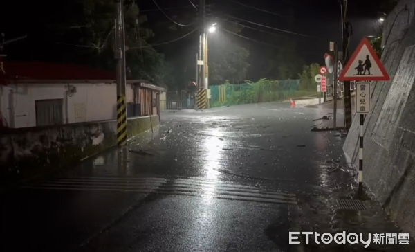 ▲▼馬太鞍溪便橋遭山洪淹沒 萬榮鄉明利村爆泥流。（圖／翻攝自LINE群組）
