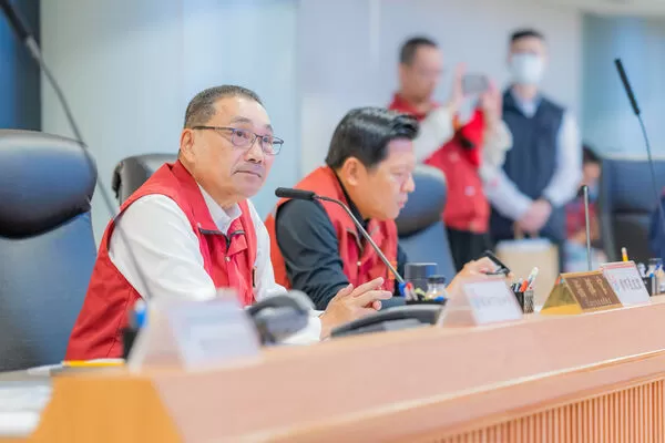 ▲颱風鳳凰進逼，侯友宜10日晚間到新北市災害應變中心，聽取氣象團隊分析評估風雨影響及各單位防颱工作整備情形。（圖／新北市府提供）