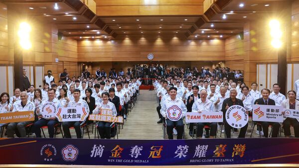 ▲蕭美琴副總統出席「2025年東京第25屆達福林匹克運動會」代表團授旗典禮、我國參加2025年東京第25屆達福林匹克運動會代表團林昭穎團長，自蕭美琴副總統手中受領、2025年東京第25屆達福林匹克運動會授旗典禮全體合影。（圖／運動部提供）