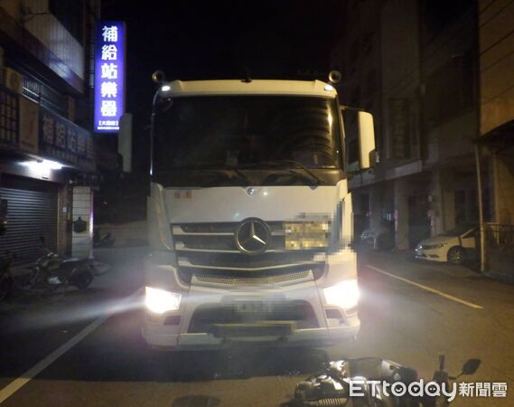 ▲台中傍晚發生嚴重車禍。（圖／民眾提供）