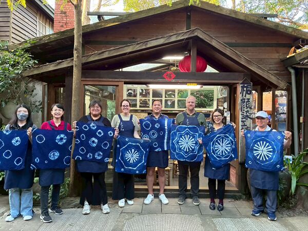 ▲郵輪業者代表走訪台灣藍染工坊，左4荷美郵輪岸上觀光產品經理Madeleine Ninness、左5璽寶郵輪航線規劃與分析經理Jeff Shieh、右3荷美郵輪航線與行程規劃部經理Chris Bacon)。（圖／港務公司提供）