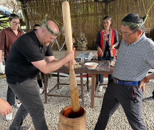 ▲港務公司安排郵輪業者前往花蓮部與試做麻糬做麻糬。（圖／港務公司提供）