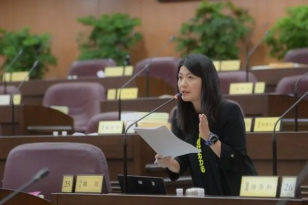 ▲市議員魏筠，質詢關切桃園鐵路地下化進度及經費追加